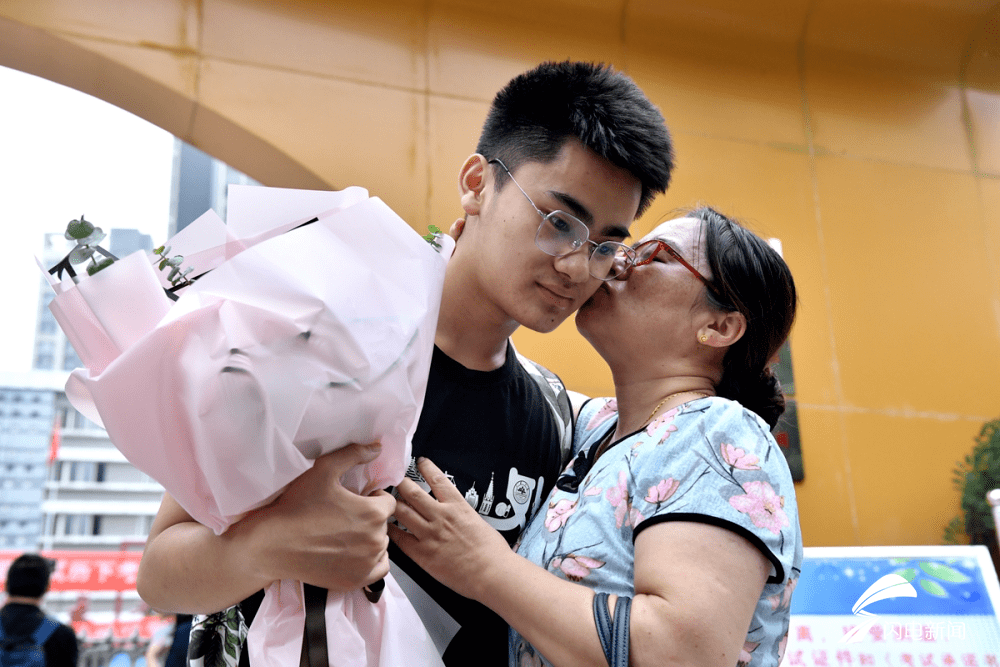 鲜花|影像力丨定格高考结束瞬间，鲜花、拥抱、还有妈妈的吻……