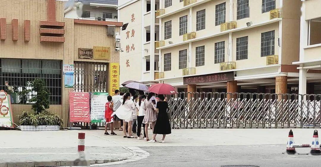 太难了!贵港今日多所小学报名,家长纷纷吐槽