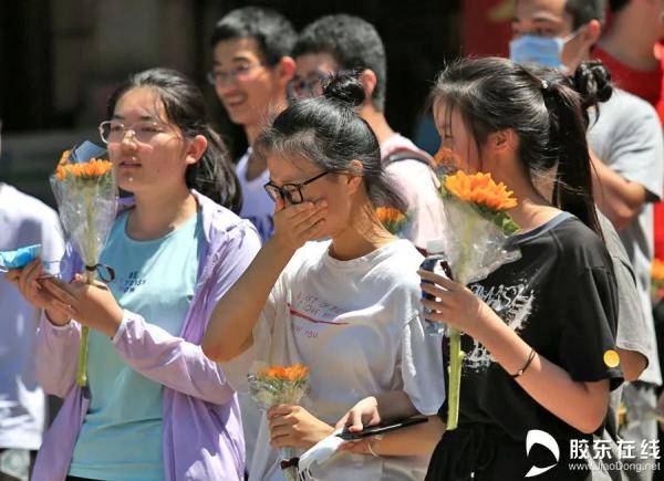 烟台|终于考完了！烟台考场外这一幕看着看着就忍不住了……