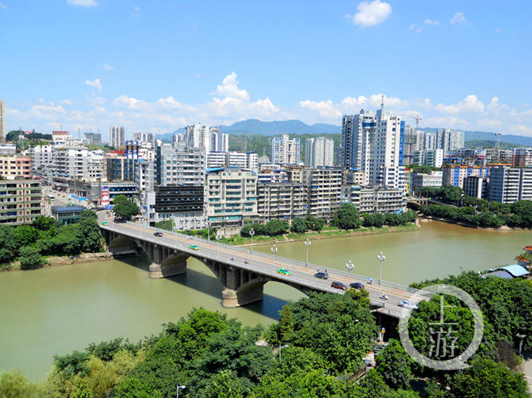 受洪水影响的綦江大桥恢复部分通行 它的风雨48年你知道多少?