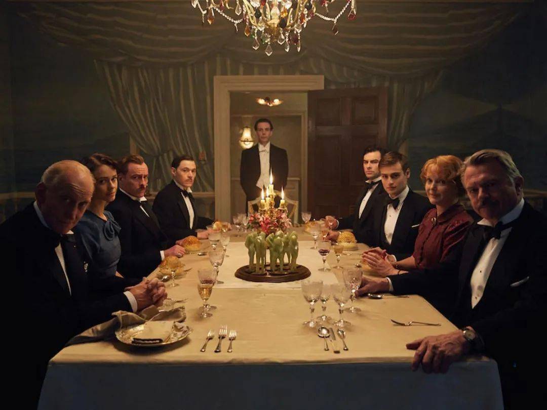 服装|深扒悬疑片服装隐喻：穿成这样能活命