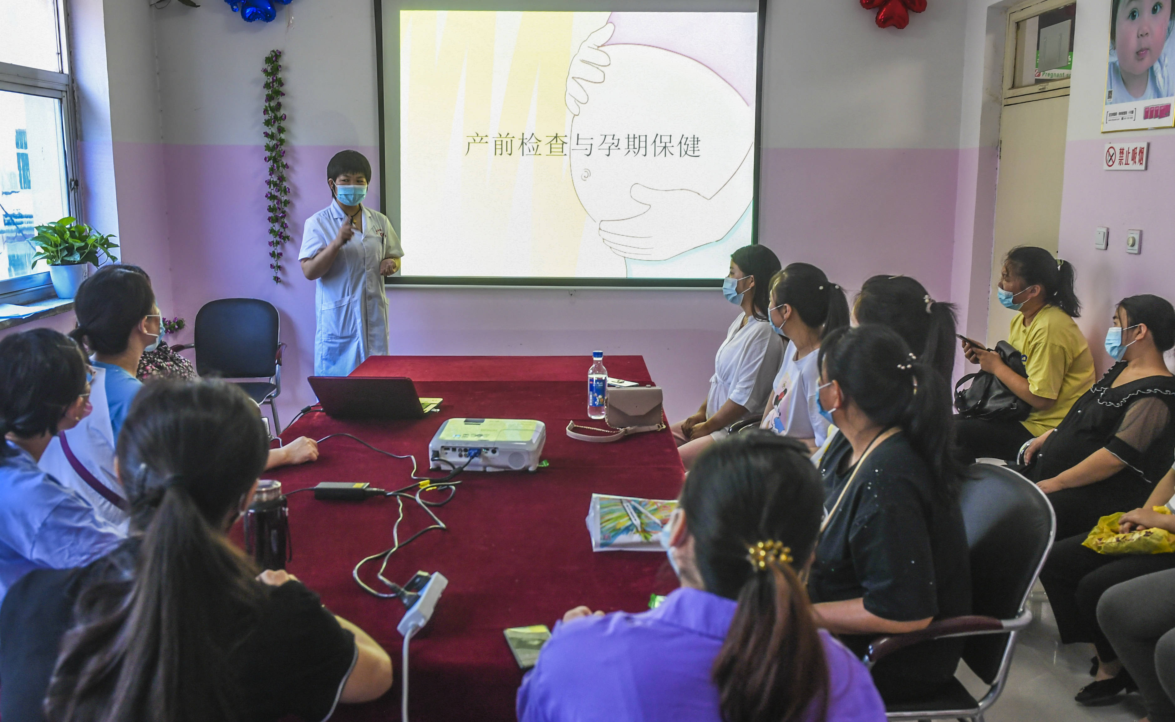 举办孕妇讲堂 迎世界人口日