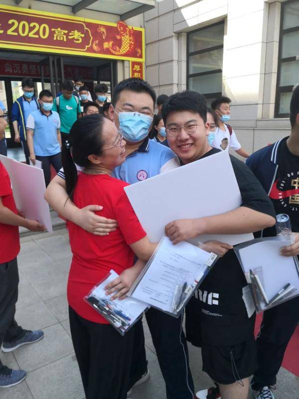 烟台|终于考完了！烟台考场外这一幕看着看着就忍不住了……