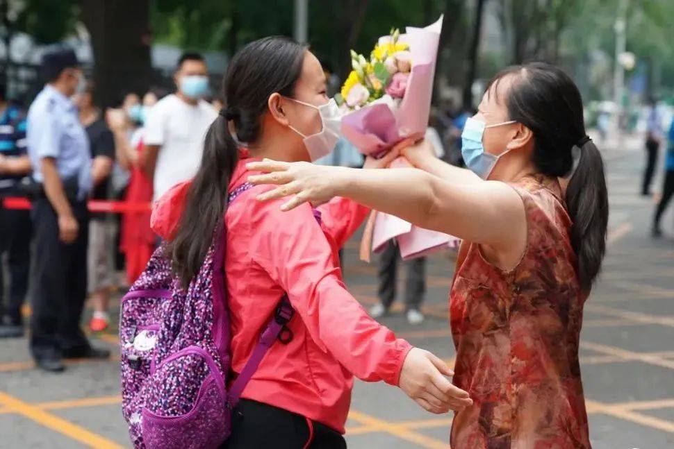 7月8日,广西南宁市三十六中学考点一名母亲装扮成卡通猫迎接高考结束