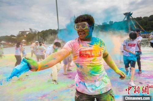 可可|湖南万名高考生“彩虹跑”庆祝毕业