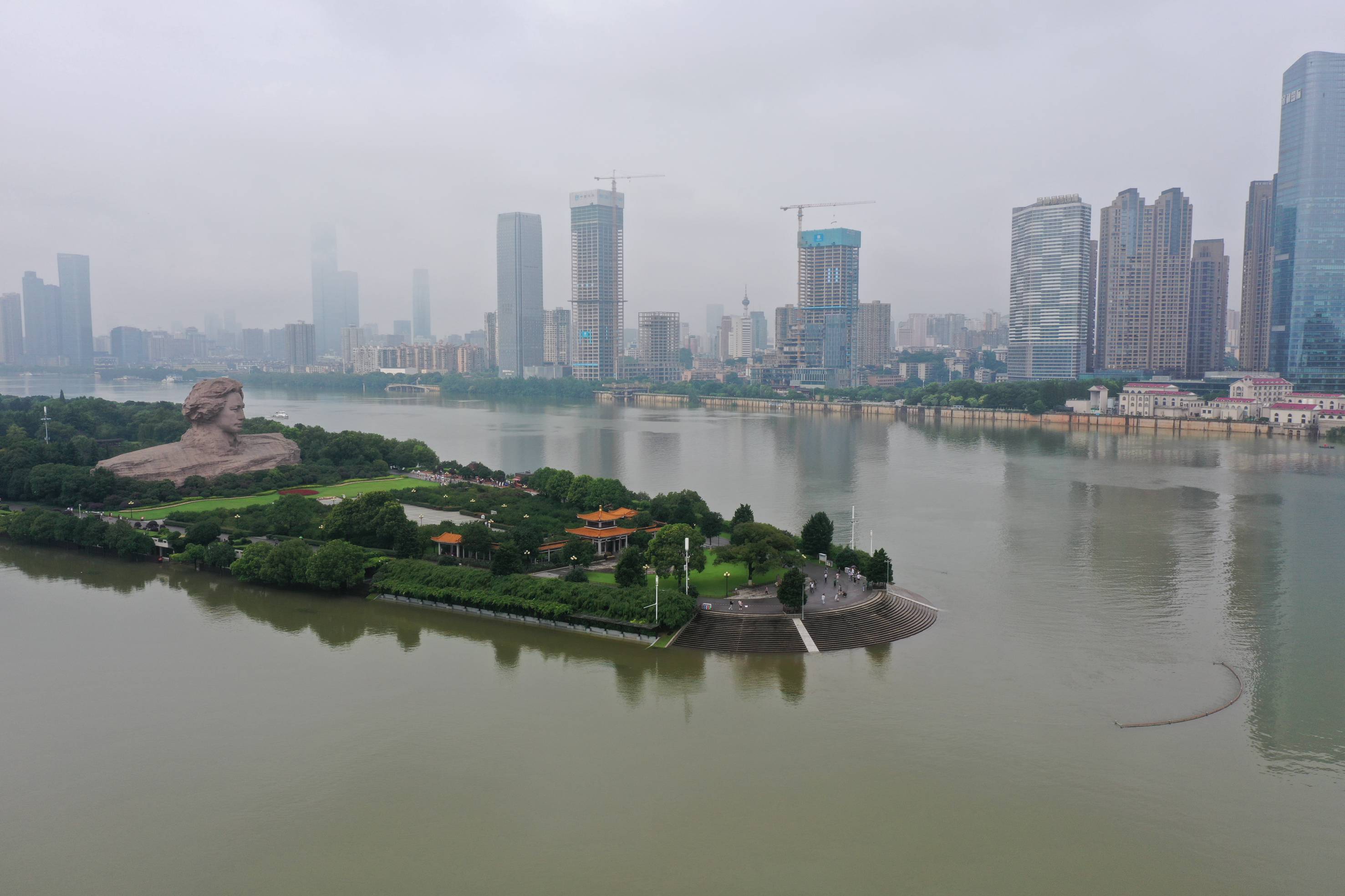 湖南长沙湘江水位上涨,橘子洲景区暂时闭园