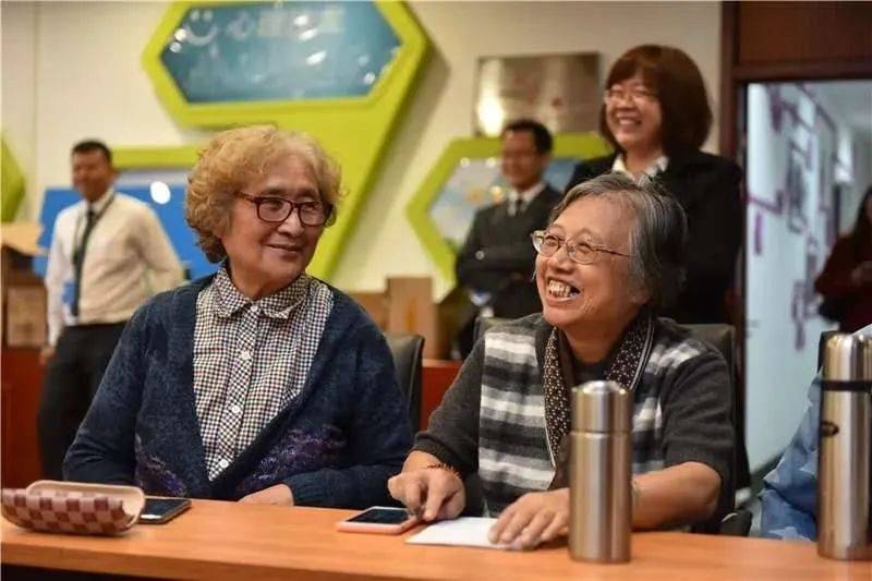 不会用智能机的老人