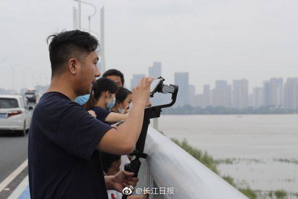 水情|市民上长江二桥观看水情 | 图集