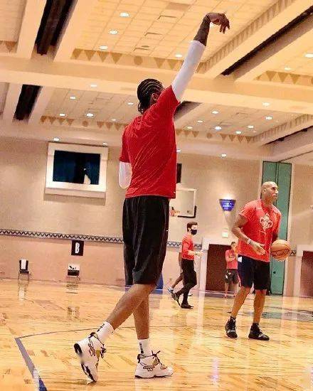 塔克|复赛在即！塔克真的会穿 Dior x Air Jordan 1 上场比赛？