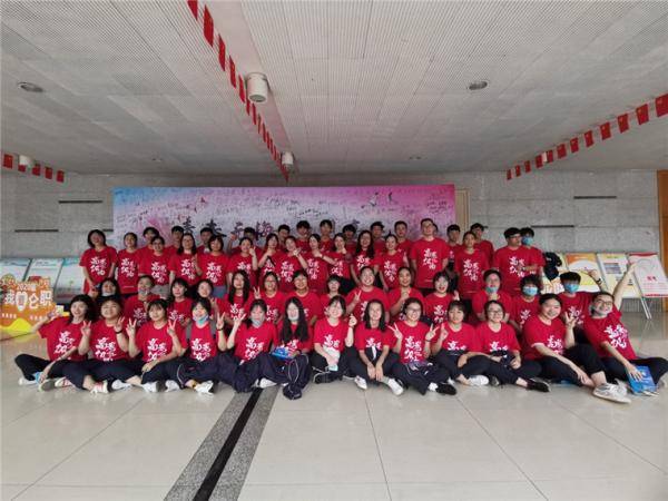 宁波|浙江宁波：校园感人一幕 学生围成大圈集体向老师鞠躬