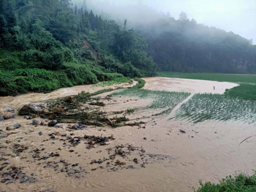 环江境内出现暴雨天气,导致小环江河上游部分地区出现高水位洪水