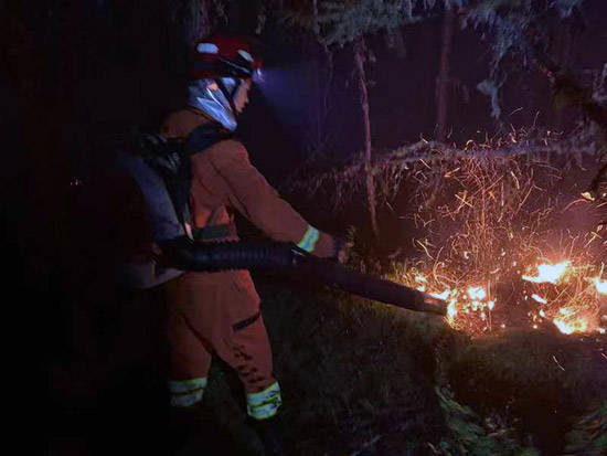 林区|内蒙古大兴安岭林区12日发生13起雷电森林火灾 已合围扑灭11起2起得到有效控制