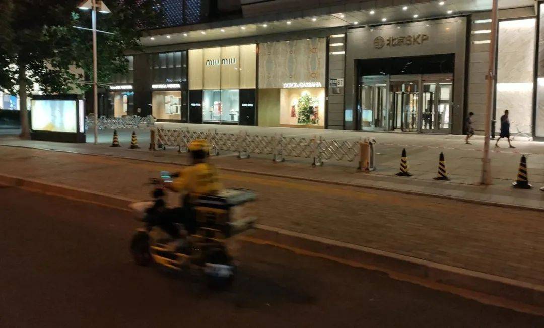 通道|穿外卖员工作服不让进？北京SKP商场回应了