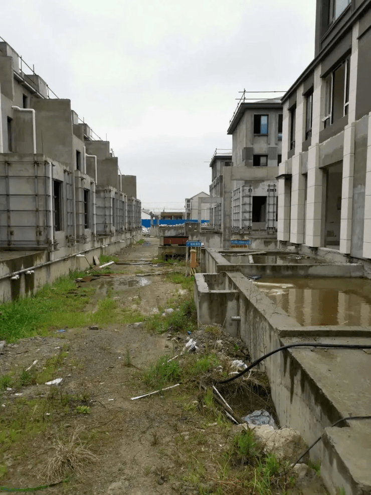 隨著樓盤停工,這些業主不只每月需要交房租、還貸款,新房卻遲遲交付不了。