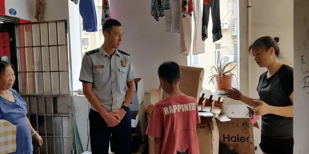 电路|电路突然起火！厦门11岁男孩竟这样做…消防员：＂这波操作给100分＂！