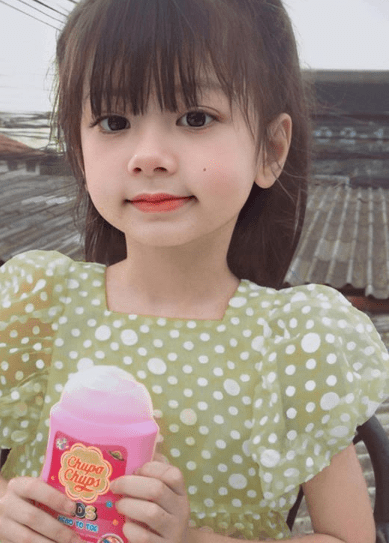 Onew|泰国6岁小萝莉凭借一组照片火爆ins，网友直呼：又来骗我们生女儿！