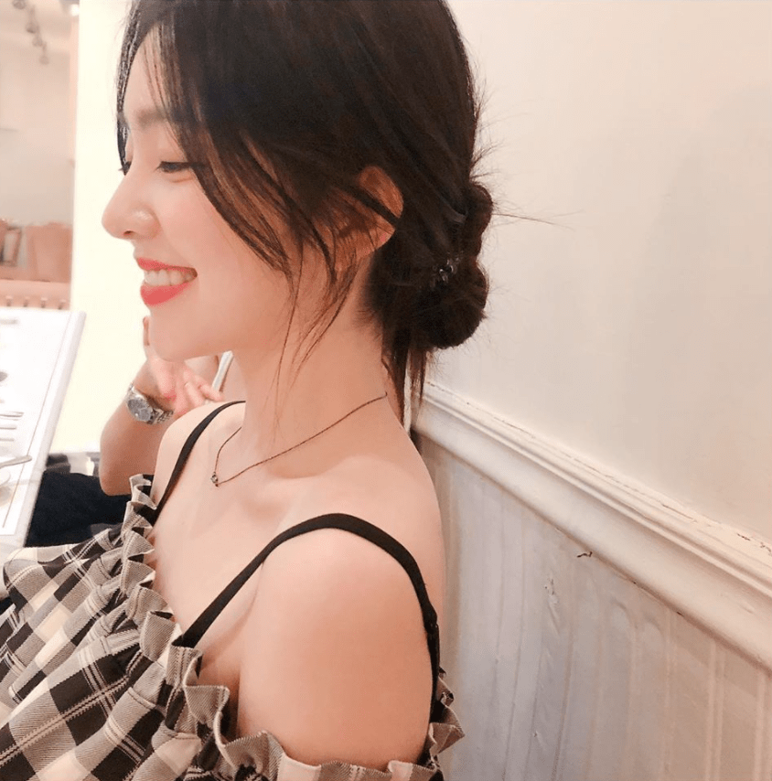 发型|别披头发了！这4款最火的夏日发型，谁扎谁好看！