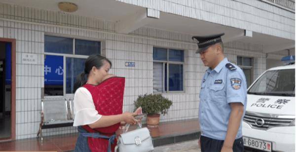 现金|大意！普定一女子公交车上丢了一万元，幸亏民警帮忙找回
