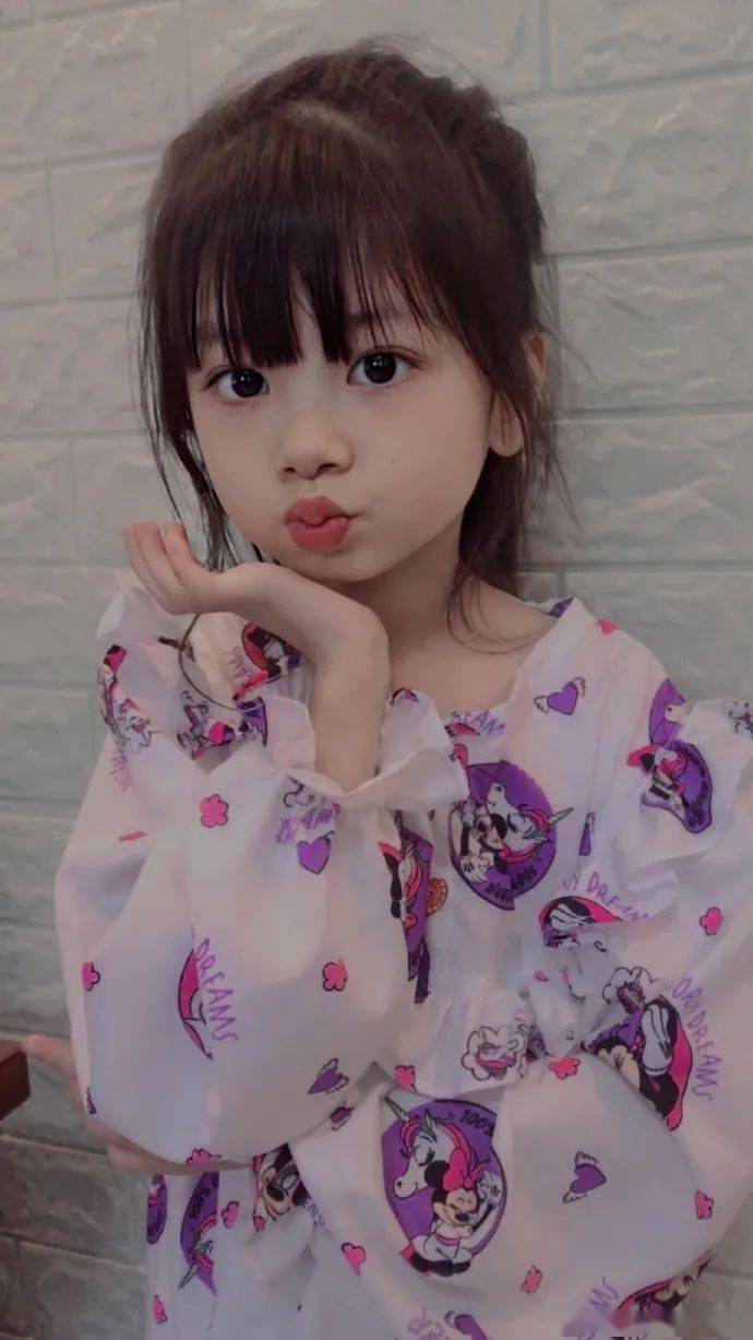 Onew|泰国6岁小萝莉凭借一组照片火爆ins，网友直呼：又来骗我们生女儿！