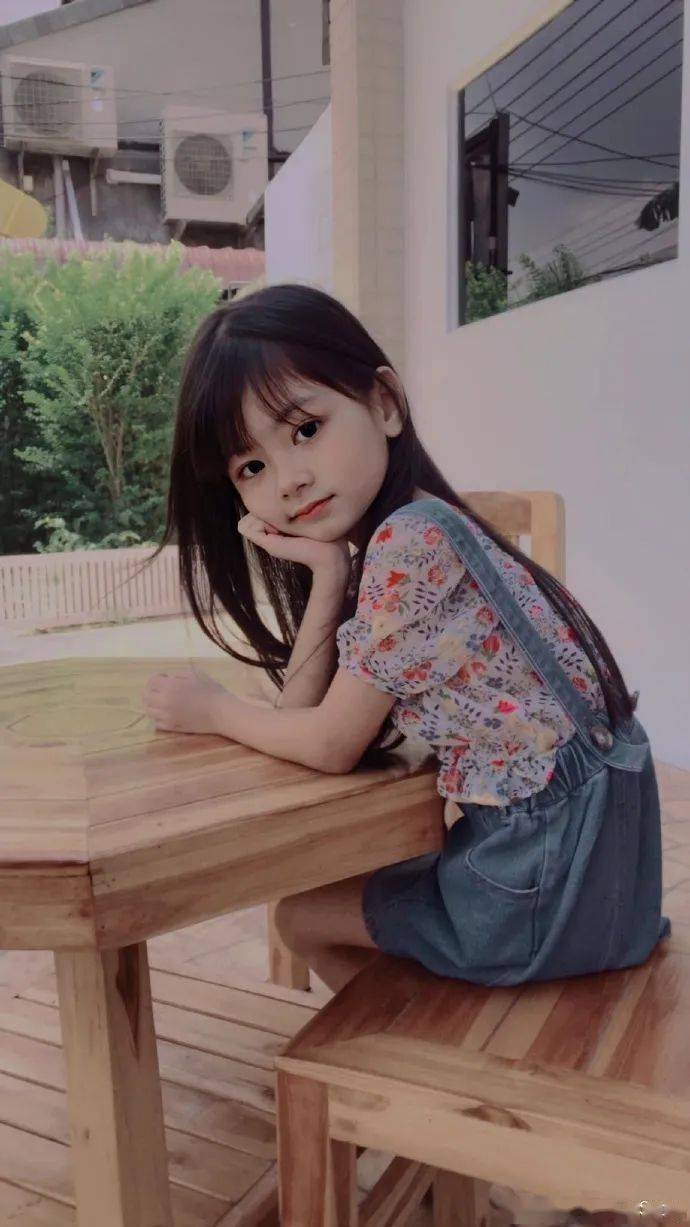 Onew|泰国6岁小萝莉凭借一组照片火爆ins，网友直呼：又来骗我们生女儿！