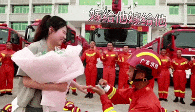 甜蜜指数10w云浮一消防员硬核求婚现场也太浪漫了