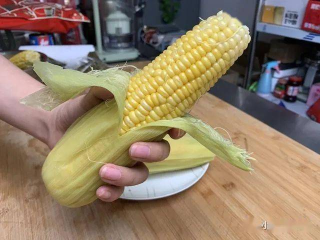 媳妇|别只会用清水煮，多加这2种料，玉米香甜软糯又好吃煮玉米时