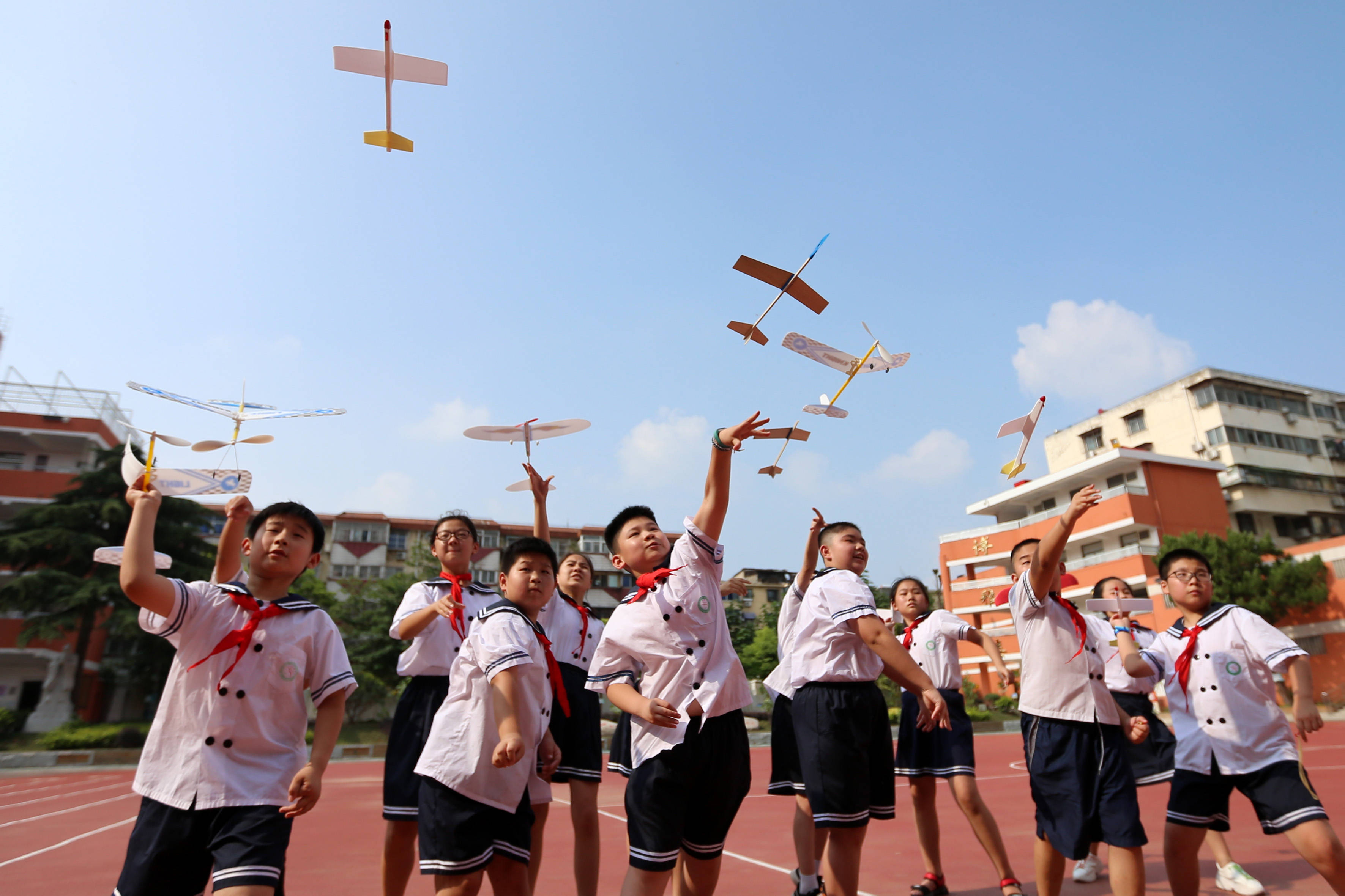 7月16日,淮北市第三实验小学的学生进行航模演示.