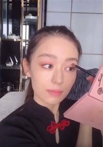 皮肤|郎朗小娇妻吉娜素颜曝光,皮肤白嫩状态好,和化妆无差别