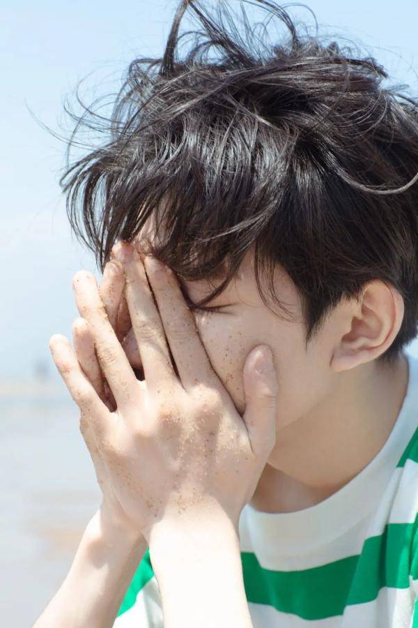 易烊|王源《肆百击》展现四百种可能，王俊凯、易烊千玺鼎力支持！