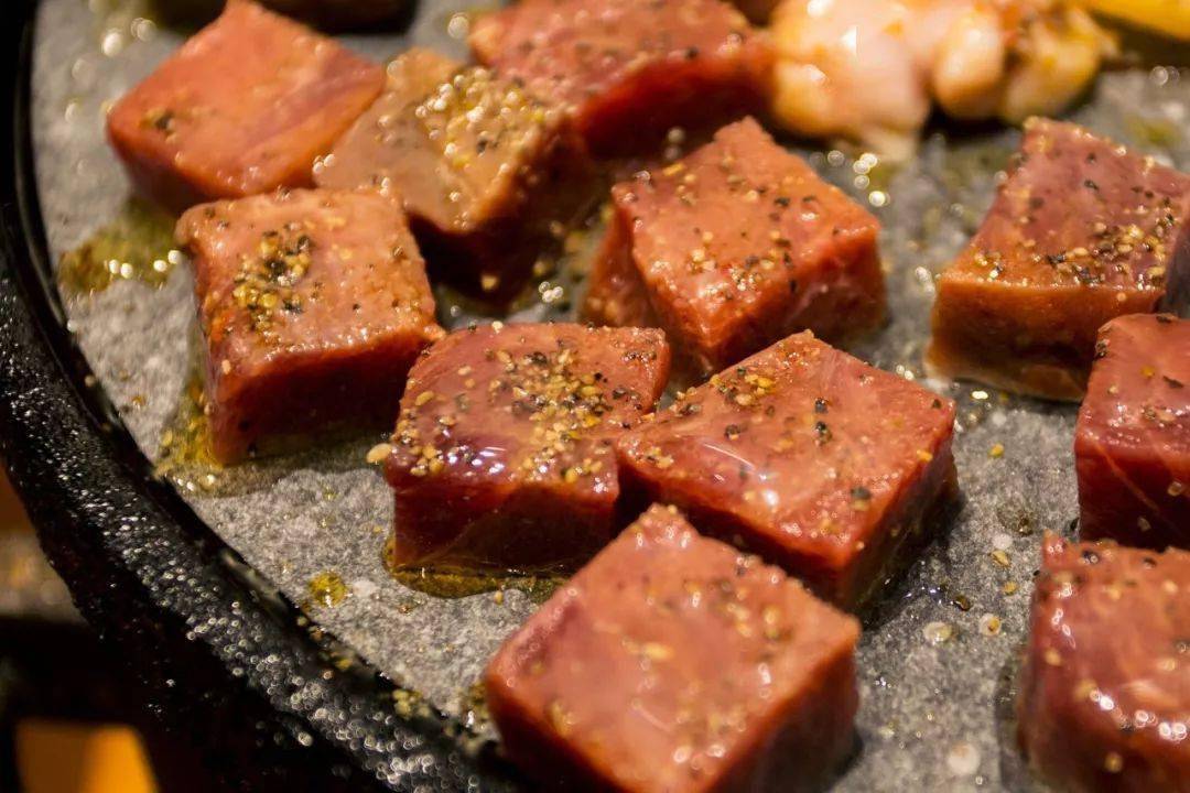 五花肉|酥嫩爆汁！【火遍长沙的“网红烤肉”】78元抢门市价235元 柒酒烤肉 3-4人餐！现切现拌