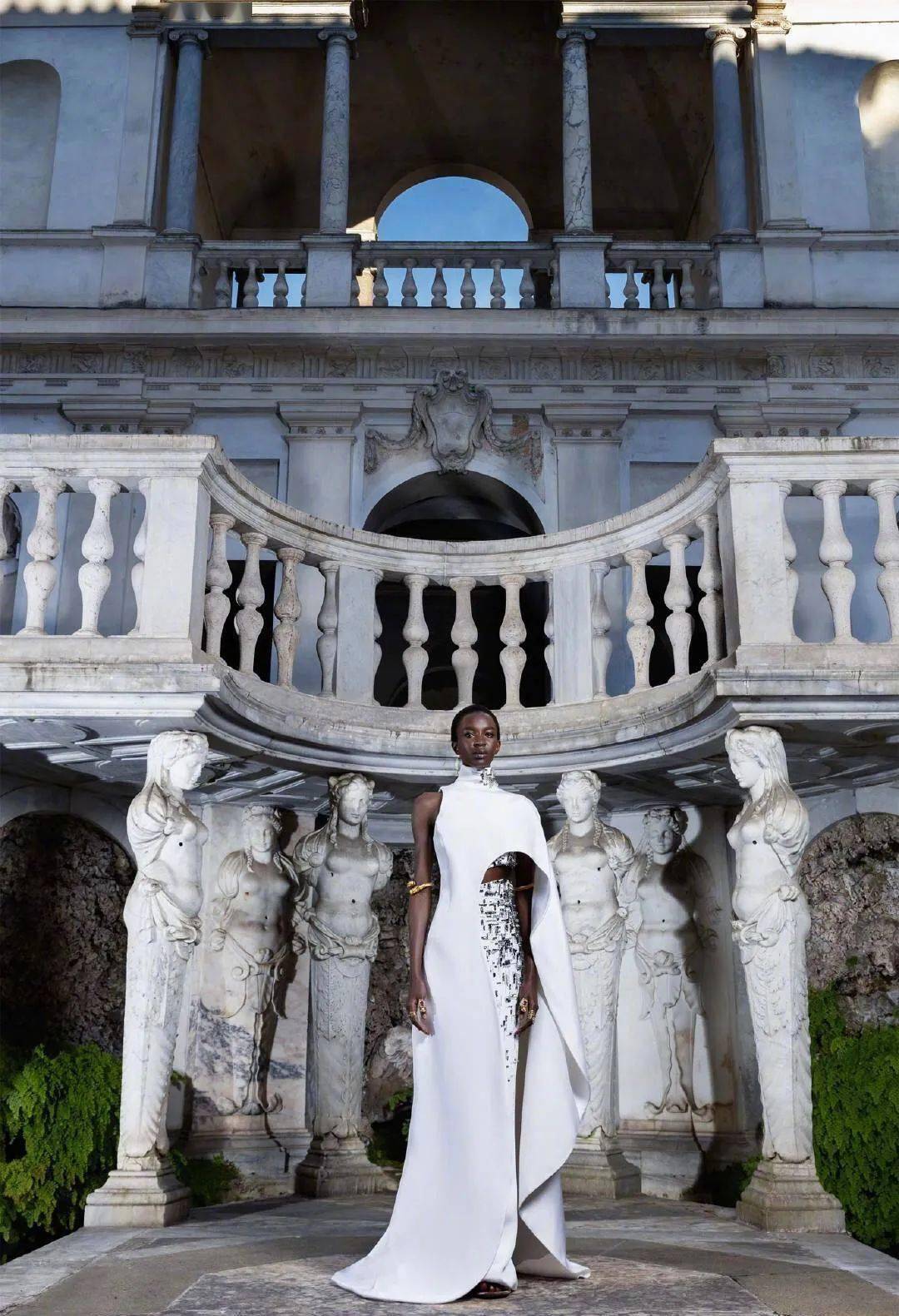 高定|美中带飒！对决于每一寸肌肤的高定细节，赋予了女性之美的全新定义