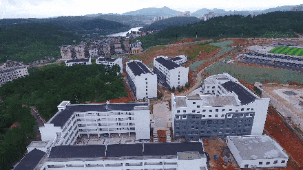 开阳县第三中学新校区来了!校园环境优美,设施完善,全