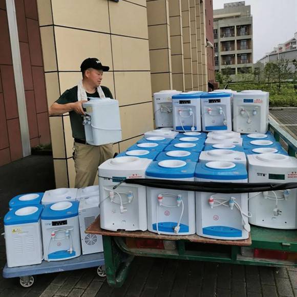 叔叔|校园里这个送水叔叔“太可爱”：义务为学生服务还资助贫困生