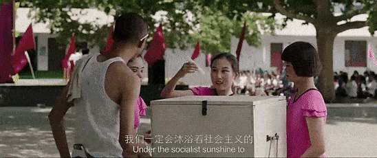 女孩肚子上有道割阑尾时留下的疤.