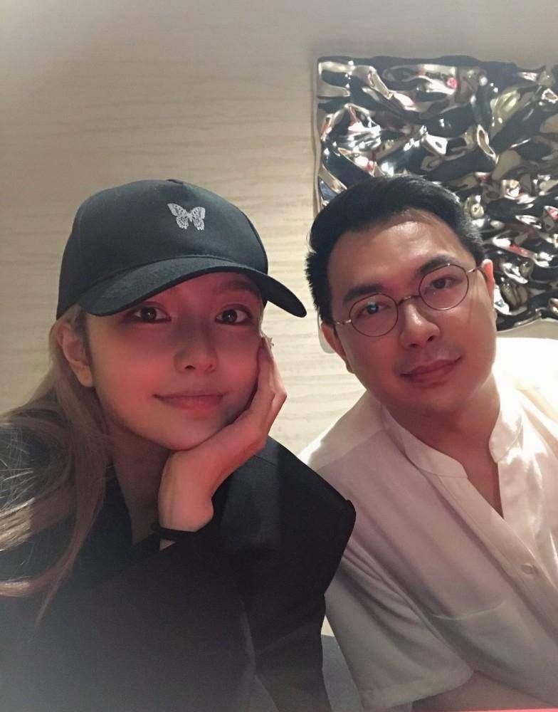 照片|有情况？周扬青晒与异性合影 被粉丝催婚直言不急