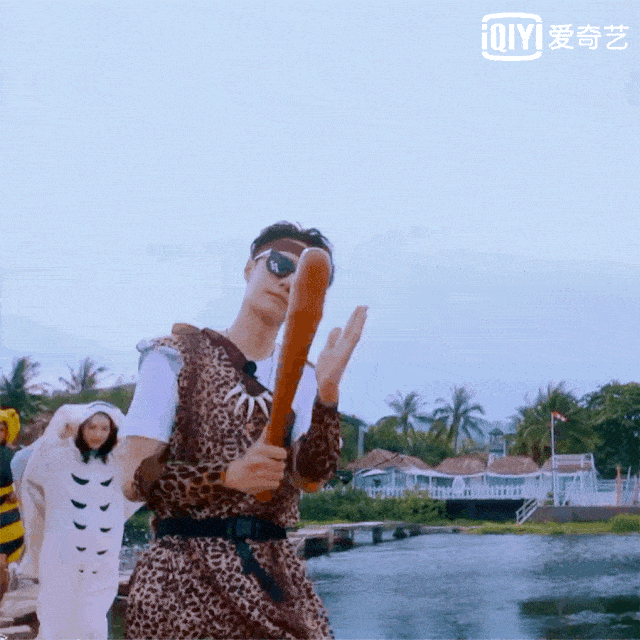 靓仔来了!部落酋长王一博外星人黄明昊high翻变装冲浪