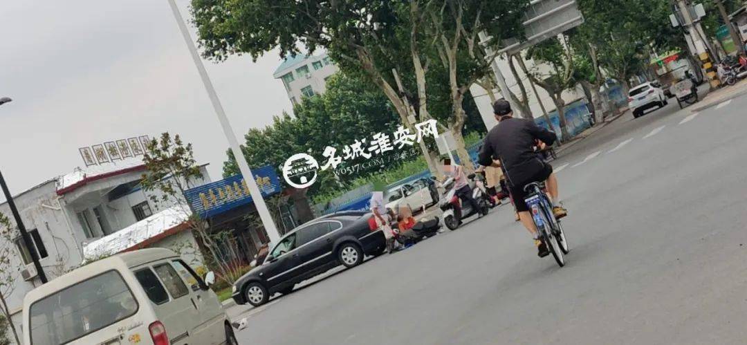 网友爆料:昨天下午1点左右,淮安区西长街南巽路这边发生一起车祸,是一