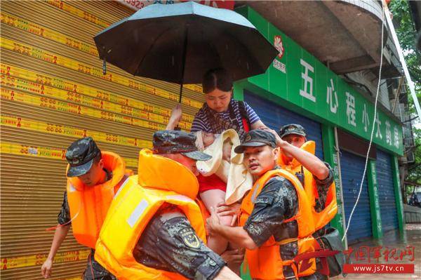 暴雨|有你们在真好！重庆万州暴雨袭城 武警官兵紧急救援