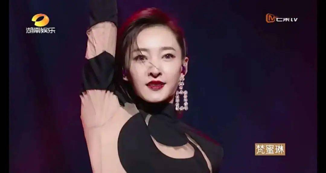 耳环|人狠话不多，厚积薄发的她们到底靠什么赢？深扒了舞台造型后大家都沉默了...