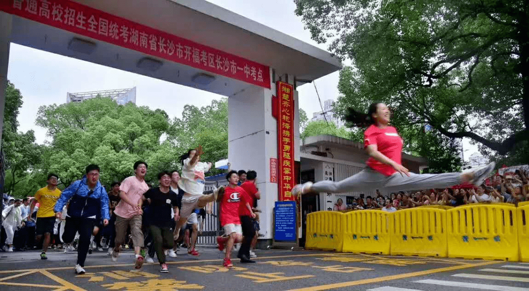 离退休人员联欢演出 猜一成语_木猜一成语疯狂看图(2)