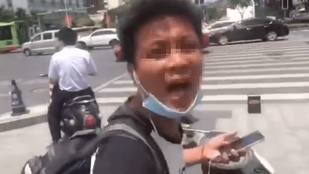 人员|叫我老爸过来撞烂你的车！男子不听交警疏导还挑衅辱骂