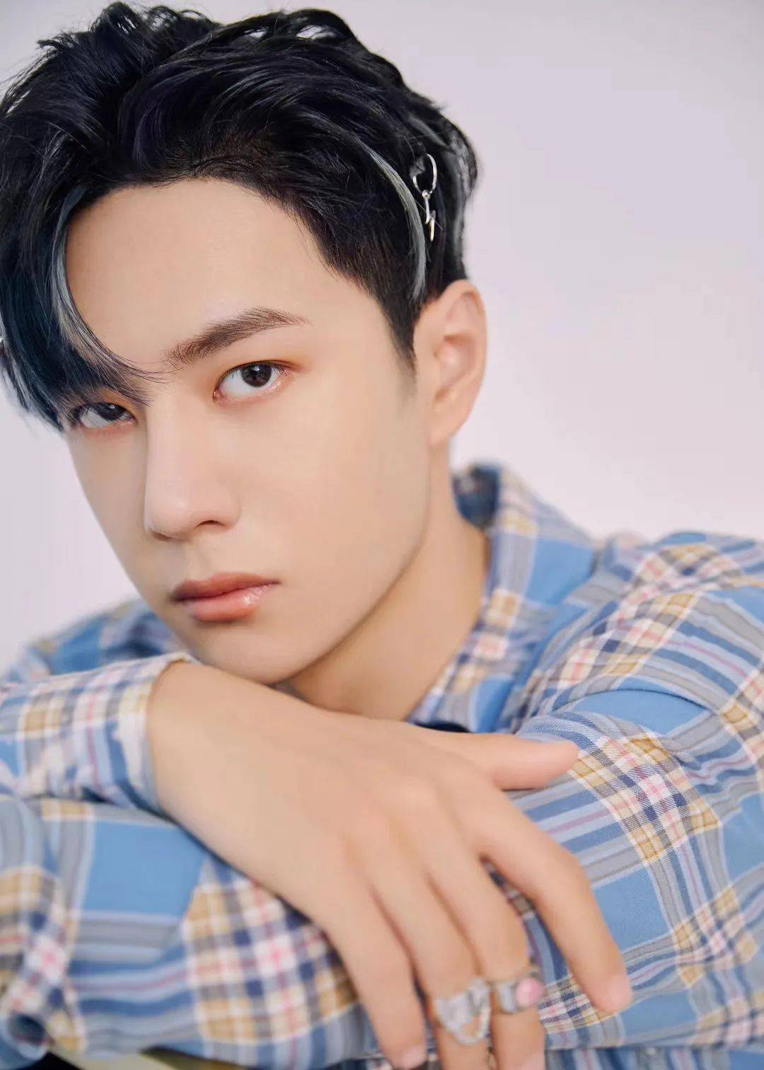 发型|王一博又解锁了新妆发？我宣布男明星在美容方面比女生还用力！