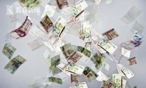 彩票|女子幸运中彩票巨奖 租滑翔伞庆生豪撒黄金现金