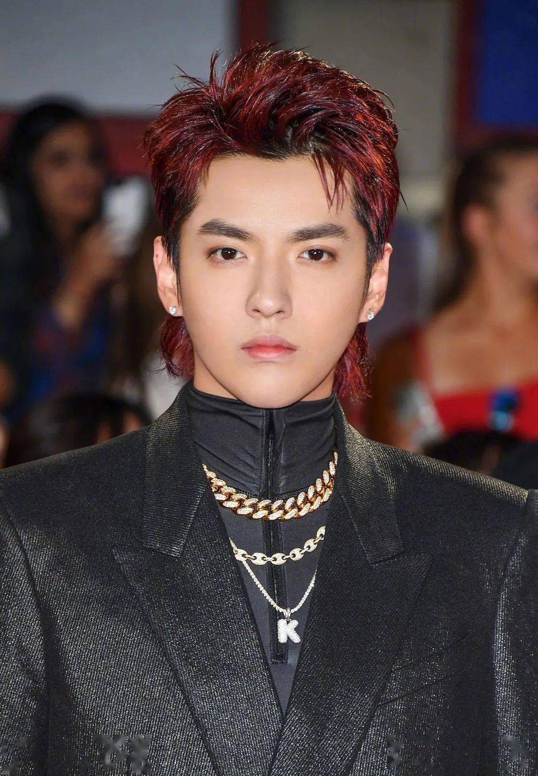 发型|王一博又解锁了新妆发？我宣布男明星在美容方面比女生还用力！