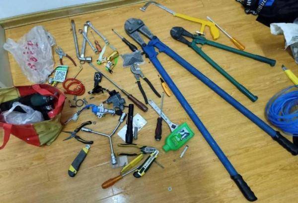 报警|陕西两男子盗窃后分赃不均起冲突，选择报警求助……