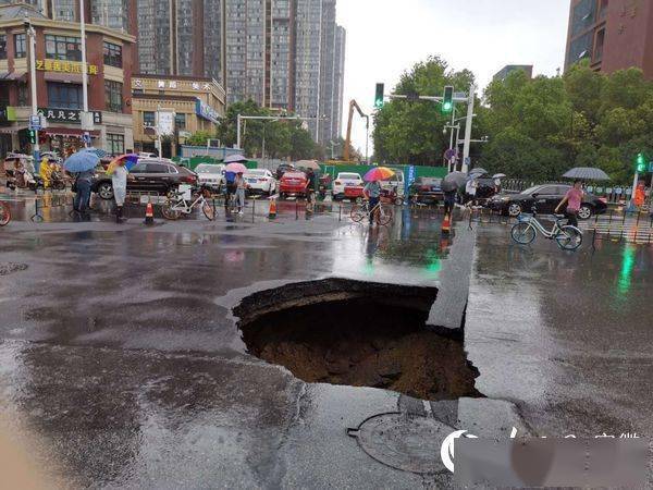 暴雨致清源路路面坍塌请过往车辆绕行图