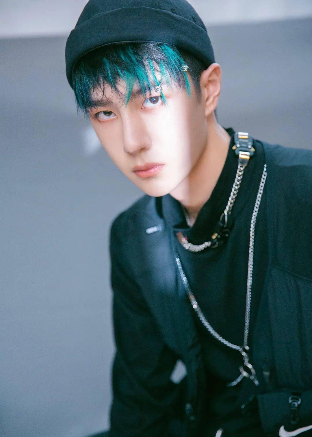 发型|王一博又解锁了新妆发？我宣布男明星在美容方面比女生还用力！