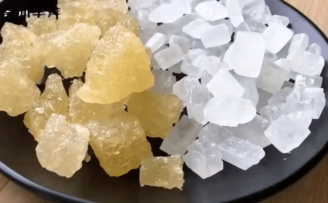白色冰糖和黄色冰糖哪个比较好?记住一点,以后别买错!