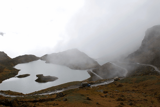 扎墨公路经海拔4300米的嘎隆拉雪山冰湖蜿蜒向前.