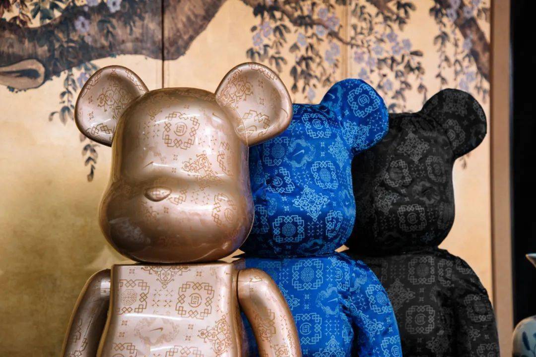 买一得三?clot x nike x medicom toy 推出黑丝绸 be@rbrick 1000%